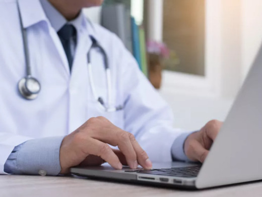 Mladí lékaři požadují změny v nastavení povinných kursů a stáží. Jsou nepřínosné