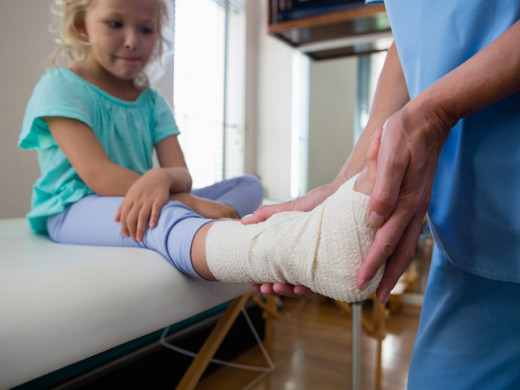 Desítky tisíc dětí jsou o prázdninách ošetřeny kvůli úrazům, nejčastěji se jedná o poranění ruky či kotníku