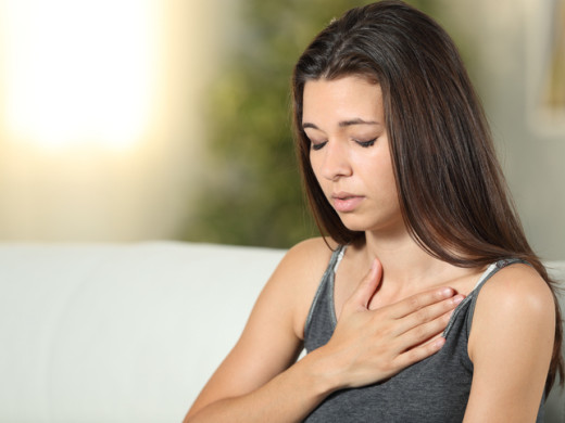 Jaká je souvislost mezi subtypy CHOPN, kardiovaskulárními příhodami a exacerbacemi CHOPN?