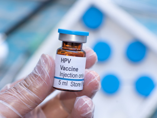 Pojišťovny nově zaplatí očkování proti HPV dalším „náctiletým“