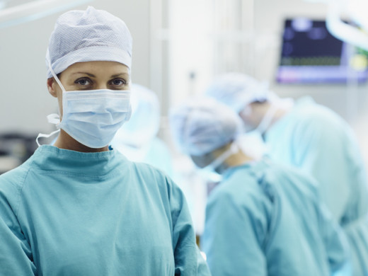 Žen v chirurgii přibývá navzdory překážkám. Jsou stejně dobré jako muži