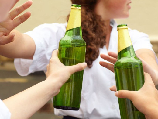 Tisícovka dětí skončila vloni v péči lékařů kvůli alkoholu