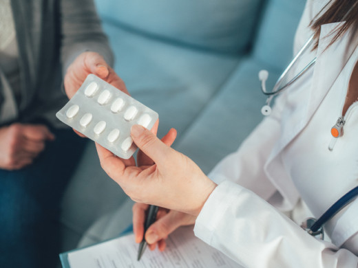 Antivirotika snížila riziko úmrtí lidí s těžkým covidem o 76 %