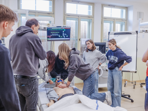 Simulační medicína hraje klíčovou roli ve výchově budoucích lékařů. Jsou ale finance na ni dostatečné?