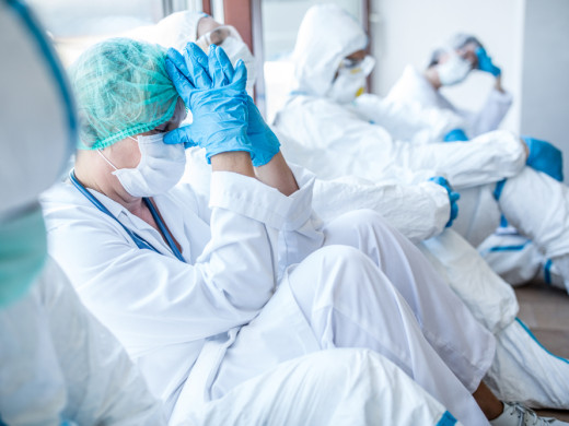 Nemocnice hledají posily mezi ambulanty, cizinci, mediky i laiky