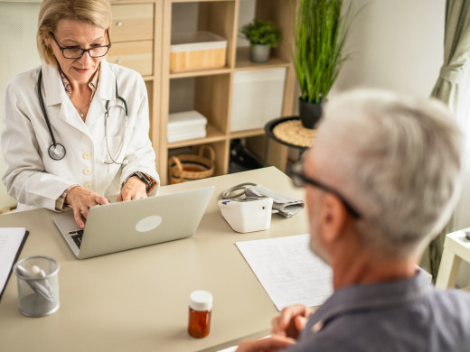 Praktičtí lékaři mohou nově předepisovat další tisícovku léků