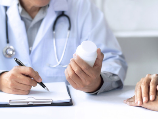 Praktici žádají o povolení předepisovat část léků za specialisty