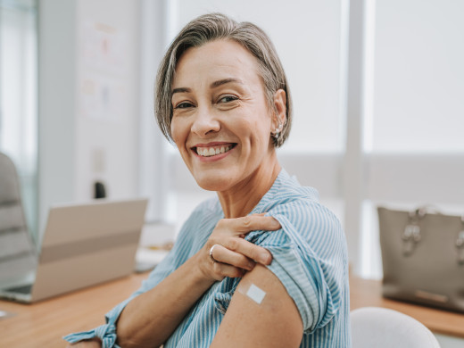 Nemocnice zavírají dveře návštěvám, aby chránily pacienty.  Jak jsou na tom s proočkovaností proti chřipce zdravotničtí pracovníci?