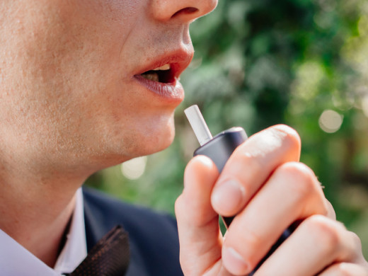 Kouření zahřívaného tabáku není bez rizika, shodují se odborníci