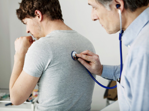 Praktici si poslechnou zvuky hrudníku